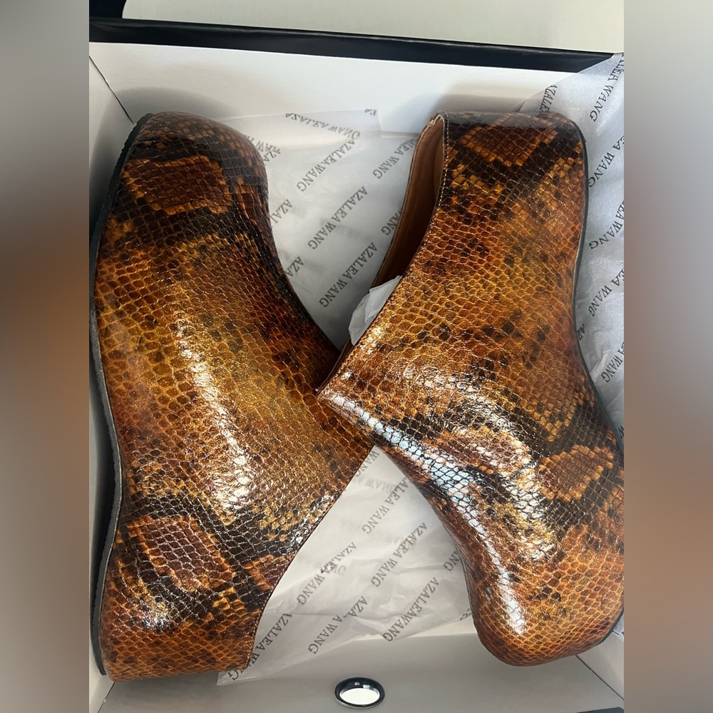 New AZALEA WANG CLOG IN BROWN Snake Print Platform Shoes Size 10 fits like 9.5 - Picture 3 of 7